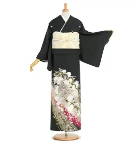 日本の伝統的な着物を着たマネキン。黒地に白、ピンク、金色の繊細な花模様や華やかな装飾が施された着物。繊細な模様が描かれたアイボリーの帯を締めている。マネキンの腕は伸びている。.