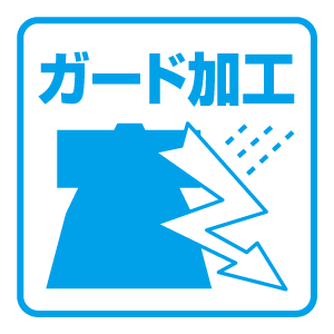 シャツの図案化されたグラフィックと雨滴をはじくジグザグの矢印の上に日本語のテキストが書かれた青と白のアイコン。これは、撥水加工または防汚加工であることを示します。.