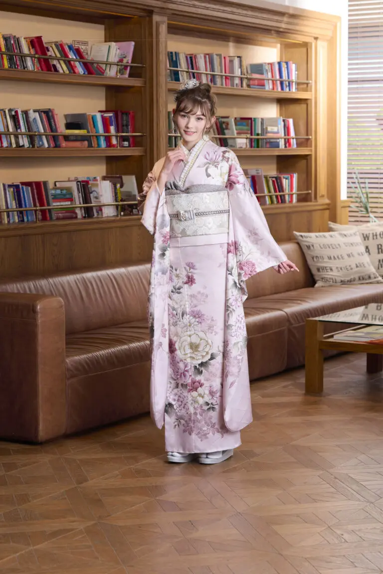 美しい花柄のピンク振袖 成人式でひときわ輝く！優美なピンク花柄振袖で最高の私に