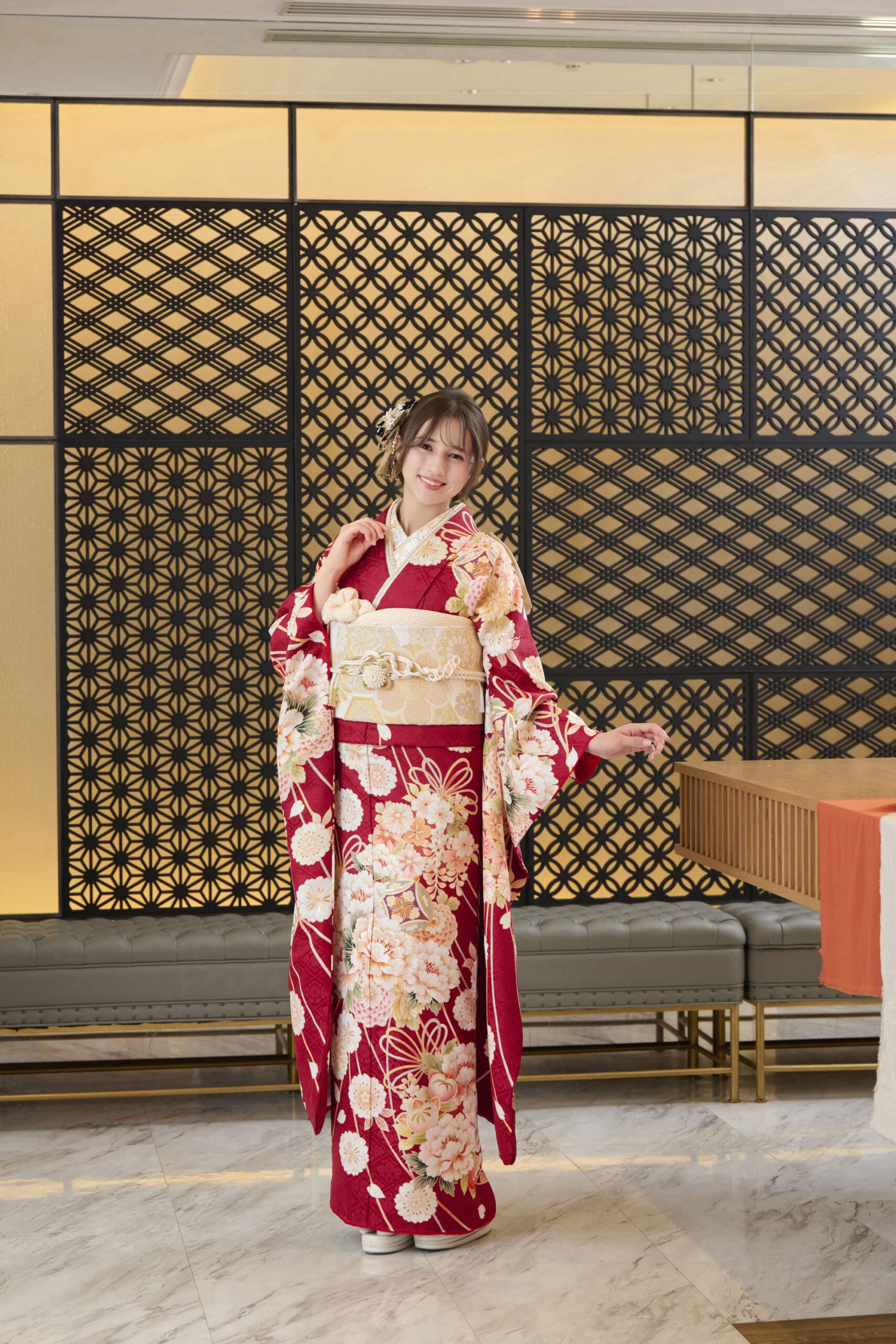 美しい花柄の赤い振袖 成人式 振袖：赤色花柄が輝く、最高のハレの日を彩る選び方