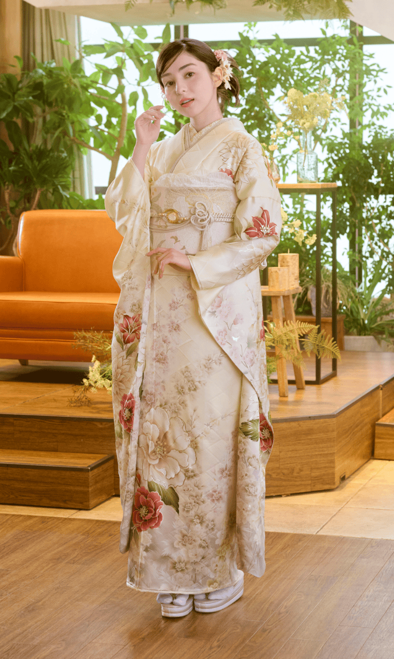 成人式の白地振袖｜赤とピンクの花柄が華やかな上品で可憐な一着